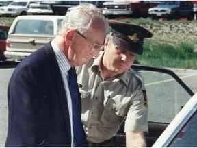 Photo d'archive de 1989 montrant Harold McIntee emmené par un shérif de Williams Lake.