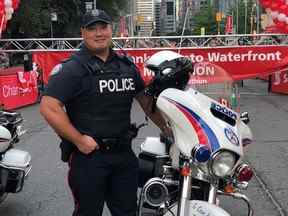 Const.  Andrew Hong pose sur cette photo de famille non datée.  La police de Toronto a déclaré qu'elle prévoyait de mettre à la disposition du public un livre de condoléances pour pleurer un officier tué cette semaine.  Hong était l'une des deux personnes tuées lundi dans une série de fusillades dans la région du Grand Toronto et de Hamilton.