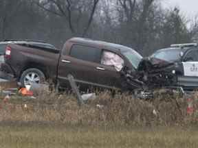 Les enquêteurs examinent la scène sur la route de comté 17 à Kawartha Lakes, en Ontario, après une fusillade policière mortelle le 26 novembre 2020.