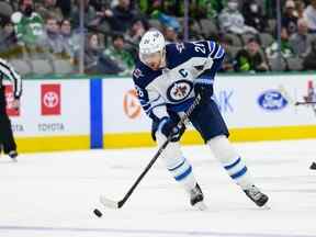 L'ailier droit des Jets de Winnipeg, Blake Wheeler (26 ans), célèbre avec ses coéquipiers après avoir vaincu les Predators de Nashville au Bridgestone Arena de Nashville le 12 février 2022. Les changements apportés à la direction des joueurs signifient que Wheeler ne sera plus le capitaine de l'équipe, a-t-on annoncé vendredi matin.