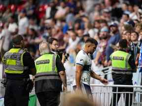 Lucas Cavallini des Vancouver Whitecaps quitte le terrain après avoir reçu un carton rouge lors de la deuxième mi-temps de l'action de soccer MLS contre le Nashville FC à Vancouver samedi dernier.