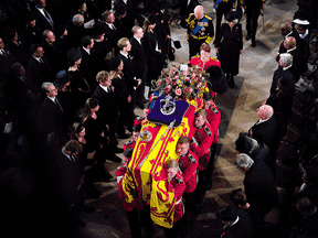 Le roi Charles III et Camilla, reine consort, suivent derrière le cercueil de la reine Elizabeth II alors qu'il est transporté dans la chapelle Saint-Georges du château de Windsor, pour le service d'engagement lundi.  Un enterrement privé devait suivre.