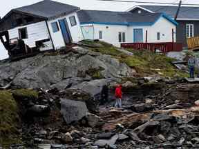 Les gens rentrent chez eux à la suite de l'ouragan Fiona à Burnt Islands, à Terre-Neuve.