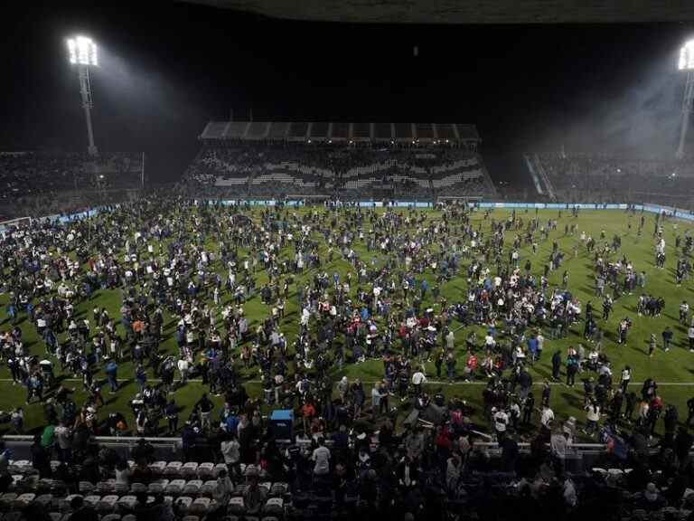 1 mort après que la police et les supporters se sont affrontés devant un match de football argentin