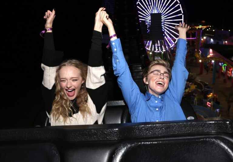 Elsie Fisher et le casting de "My Best Friend's Exorcism" embrassent les années 80 lors de la première soirée sur le thème du carnaval.
	
	
