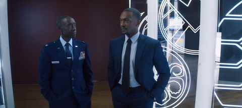 don cheadle en machine de guerre et anthony mackie en sam wilson, le faucon et le soldat de l'hiver, épisode 1