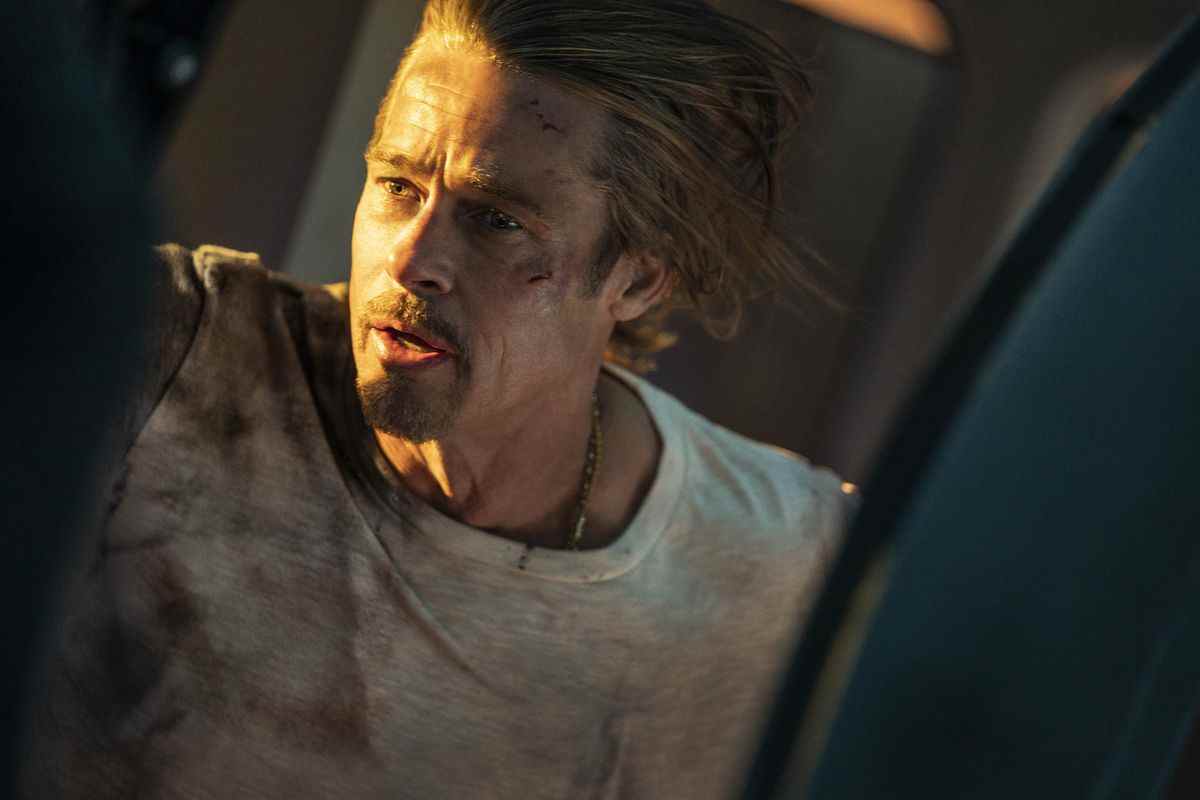 Ladybug (Brad Pitt) regarde par la porte d'un train dans Bullet Train