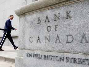 Le gouverneur de la Banque du Canada, Tiff Macklem, marche devant l'édifice de la Banque du Canada à Ottawa.