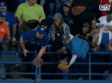 Un fan des Blue Jays manque de peu d’attraper le 61e ballon du home run d’Aaron Judge