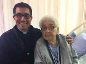 Cristino Bouvette et son Kokum, Amelia Mae Bouvette, près de sa ferme à Innisfail, en Alberta.  en 2014 après son ordination.