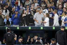 Roger Maris Jr. et Patty Judge partagent une étreinte alors qu'Aaron Judge # 99 des Yankees de New York célèbre dans la pirogue après avoir frappé son 61e circuit de la saison lors de la première manche contre les Blue Jays de Toronto au Rogers Centre le 28 septembre 2022 à Toronto.  (Photo de Cole Burston/Getty Images)