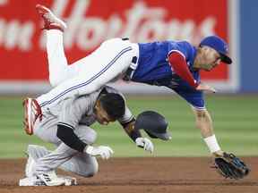 Oswald Peraza des Yankees de New York entre en collision avec Whit Merrifield des Blue Jays de Toronto au deuxième but du Rogers Centre le 28 septembre 2022 à Toronto.