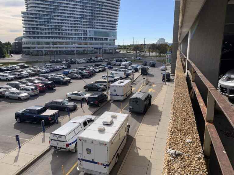 WARMINGTON: Les tensions sont vives alors qu’une personne est barricadée près de l’hôpital de Mississauga