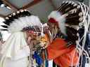 Le pape François embrasse les mains du chef Wilton Littlechild après avoir reçu un couvre-chef lors d'une visite à Maskwacis, en Alberta, le 25 juillet 2022.