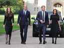 WINDSOR, ANGLETERRE – 10 SEPTEMBRE: Catherine, princesse de Galles, le prince William, prince de Galles, le prince Harry, duc de Sussex et Meghan, duchesse de Sussex lors de la longue promenade au château de Windsor arrivent pour voir des fleurs et des hommages à SM la reine Elizabeth le 10 septembre 2022 à Windsor, en Angleterre.  Des foules se sont rassemblées et des hommages ont été rendus aux portes du château de Windsor à la reine Elizabeth II, décédée au château de Balmoral le 8 septembre 2022. (Photo de Chris Jackson/Getty Images)