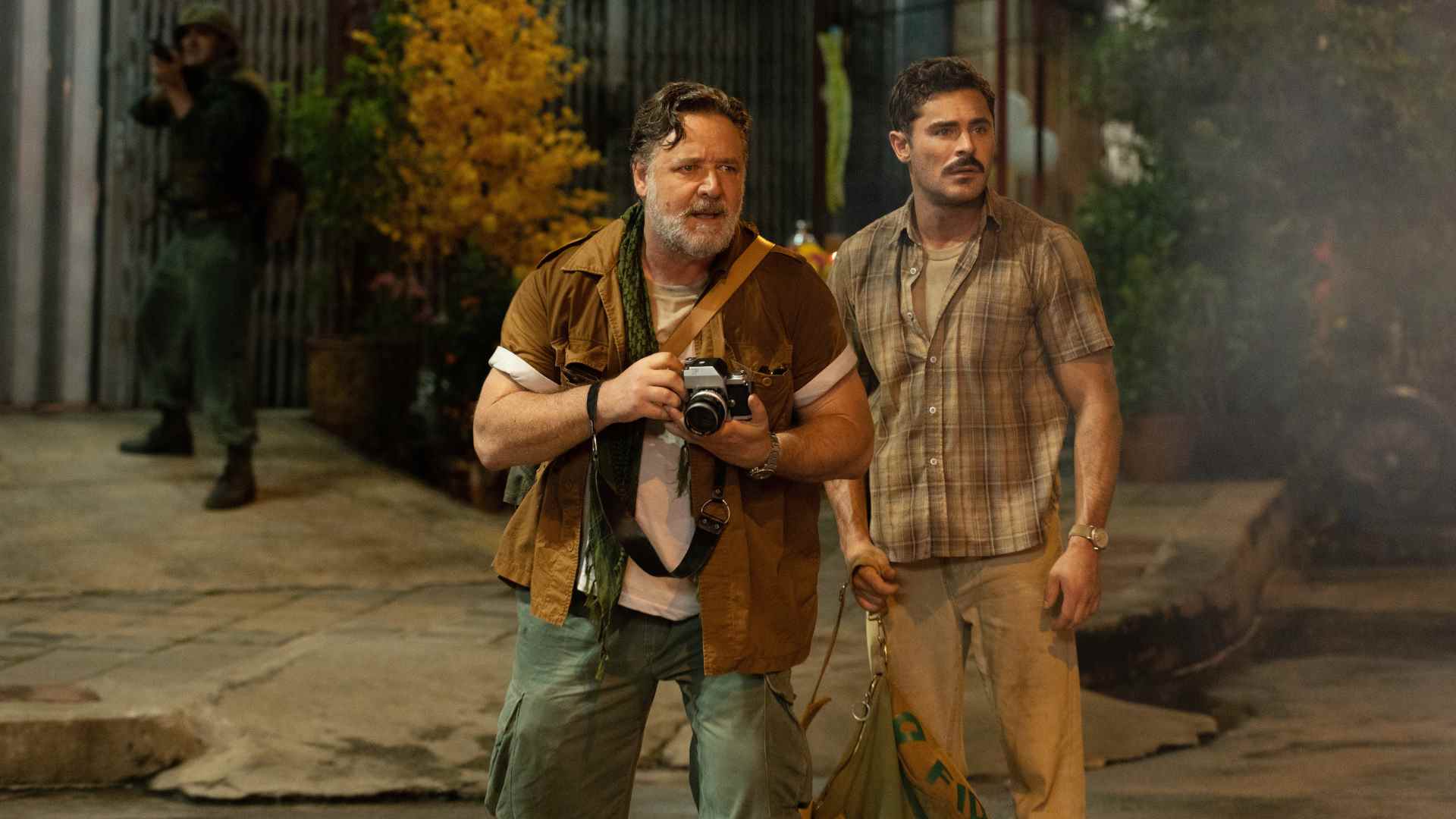 Russell Crowe et Zac Efron dans The Greatest Beer Run Ever