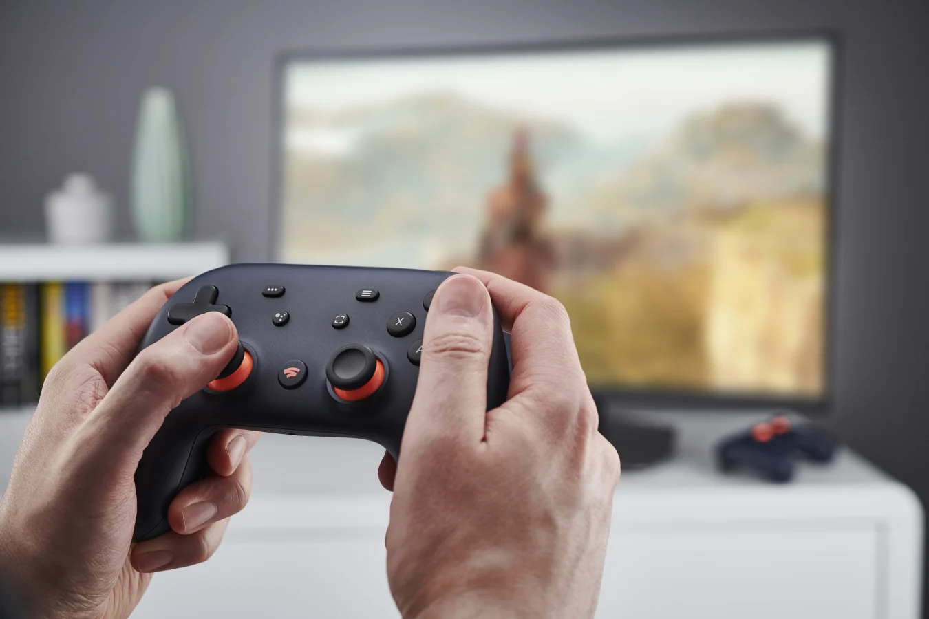 Détail de mains tenant une manette de jeu vidéo Google Stadia, prise le 27 novembre 2019. (Photo par Olly Curtis/Future Publishing via Getty Images)