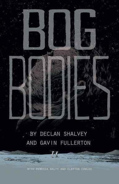 Image de couverture pour Bog Bodies de Declan Shalvey et Gavin Fullerton, mettant en scène deux personnes marchant sur une surface désolée, avec une silhouette flottant dans le ciel étoilé.