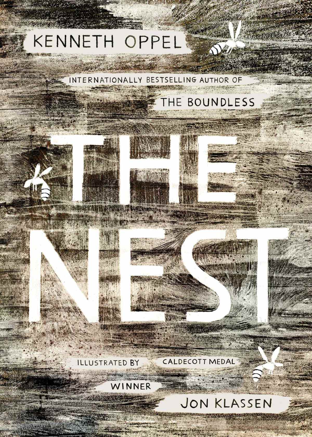 Image de couverture pour The Nest de Kenneth Oppel, qui ressemble à l'ombre d'une écorce d'arbre avec des images blanches de frelons dessus.