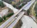 La route 5 de Coquihalla est coupée à Sowaqua Creek après que des tempêtes de pluie dévastatrices ont provoqué des inondations et des glissements de terrain, au nord-est de Hope, en Colombie-Britannique.  Photo : Ministère des Transports et de l'Infrastructure de la Colombie-Britannique/Handout via REUTERS