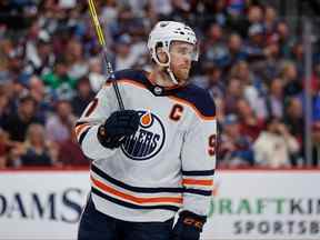 Le centre des Oilers d'Edmonton Connor McDavid (97) en troisième période contre l'Avalanche du Colorado dans le deuxième match de la finale de la Conférence de l'Ouest des séries éliminatoires de la Coupe Stanley 2022 au Ball Arena.  Crédit obligatoire : -