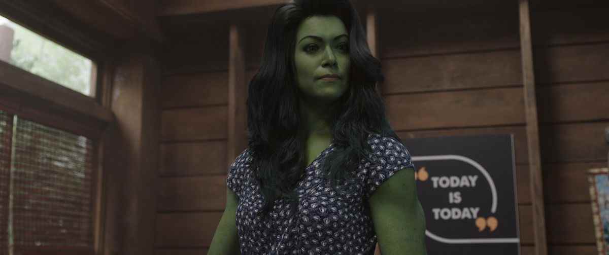 She-Hulk se tient dans une cabine devant une affiche de motivation qui dit 