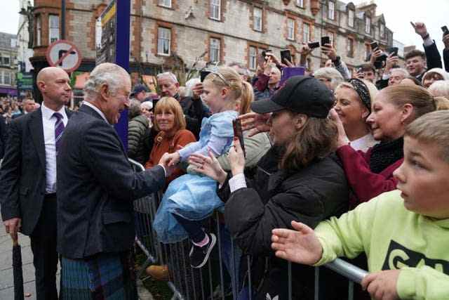 Le roi Charles III rencontre le public lors d'une promenade après avoir assisté à une réunion officielle du conseil à la City Chambers à Dunfermline, Fife, pour marquer officiellement l'attribution du statut de ville à l'ancienne ville, avant une visite à l'abbaye de Dunfermline pour marquer son 950e anniversaire