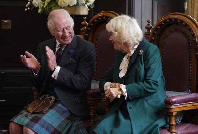 Le roi Charles III et la reine consort assistent à une réunion officielle du conseil à la City Chambers de Dunfermline, Fife, pour marquer officiellement l'attribution du statut de ville à l'ancienne ville, avant une visite à l'abbaye de Dunfermline pour marquer son 950e anniversaire