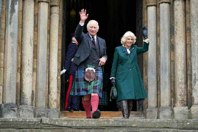 Le roi Charles III et la reine consort saluent alors qu'ils quittent l'abbaye de Dunfermline, après une visite pour marquer son 950e anniversaire, et après avoir assisté à une réunion à la City Chambers à Dunfermline, Fife, où le roi a officiellement marqué l'attribution du statut de ville à l'ancien ville 