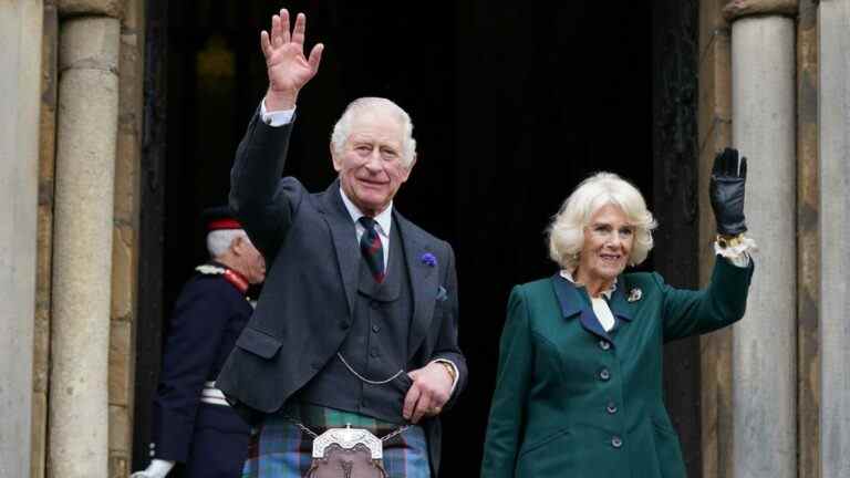 En images: des foules bordent les rues alors que le roi et la reine consort visitent Dunfermline