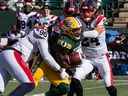 Le porteur de ballon des Elks d'Edmonton Kevin Brown (4) est plaqué par le joueur de ligne défensive des Alouettes de Montréal Michael Wakefield (96) au stade Commonwealth d'Edmonton le samedi 1er octobre 2022.