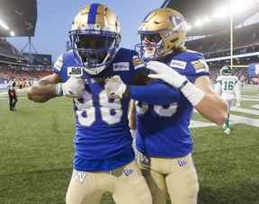 Rasheed Bailey (à gauche) et Dalton Schoen des Blue Bombers de Winnipeg célèbrent le touché de Bailey contre les Roughriders de la Saskatchewan le vendredi 30 septembre 2022.