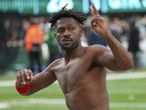 Puis le receveur des Buccaneers de Tampa Bay, Antonio Brown, fait signe à la foule alors qu'il quitte le terrain.