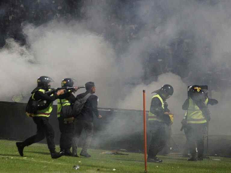 « TOUT S’EST FONCÉ »: 125 personnes meurent alors que des gaz lacrymogènes déclenchent un écrasement lors d’un match de football