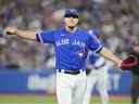 Jose Berrios des Blue Jays de Toronto réagit contre les Yankees de New York lors de la cinquième manche lors de leur match de la MLB au Rogers Centre le 27 septembre 2022 à Toronto, Ontario, Canada.