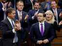 Le chef du Parti conservateur du Canada, Pierre Poilievre, reçoit une ovation debout lors de la période des questions à la Chambre des communes sur la Colline du Parlement à Ottawa le 22 septembre 2022.  