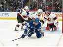 24 sept. 2022 ;  Toronto, Ontario, CAN ;  L'ailier droit des Maple Leafs de Toronto William Nylander (88) se bat pour une rondelle avec le défenseur des Sénateurs d'Ottawa Erik Brannstrom (26) au cours de la première période à la Scotiabank Arena.  