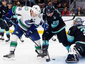 Le centre des Canucks Bo Horvat a stoppé cet effort de buteur samedi à Seattle.