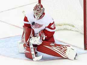 Le gardien de but des Red Wings Magnus Hellberg (45 ans) effectue un arrêt contre les Devils du New Jersey lors de la troisième période au Prudential Center, le 29 avril 2022.