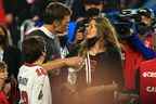 Tom Brady # 12 des Tampa Bay Buccaneers célèbre avec Gisele Bundchen après avoir remporté le Super Bowl LV au Raymond James Stadium le 07 février 2021 à Tampa, en Floride.  (Photo de Mike Ehrmann/Getty Images)