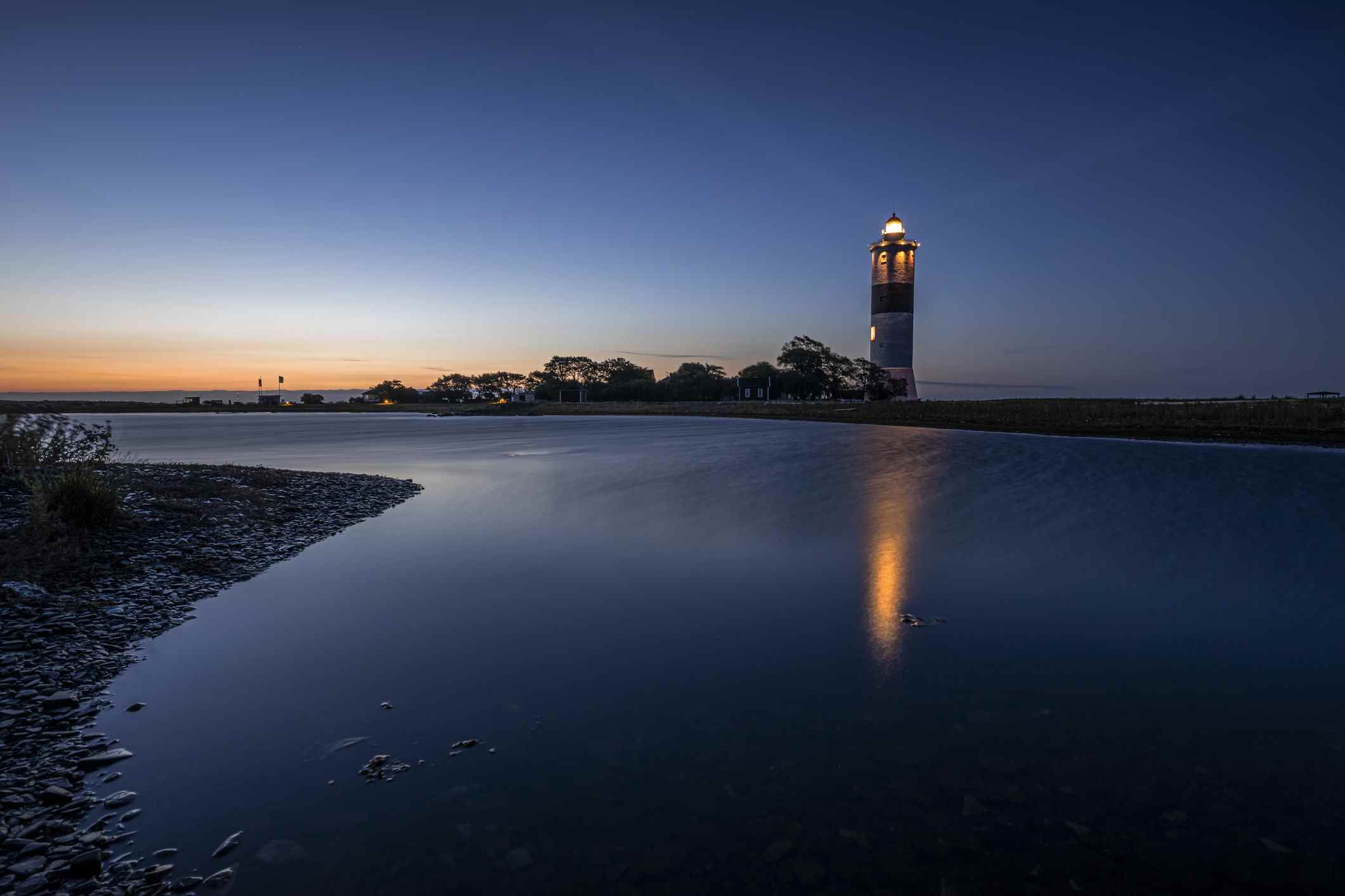 Phare illuminé au crépuscule, Oland, Suède