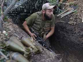 Un soldat ukrainien marche le long d'une tranchée à une position le long de la ligne de front dans la région de Donetsk, le 15 août 2022.