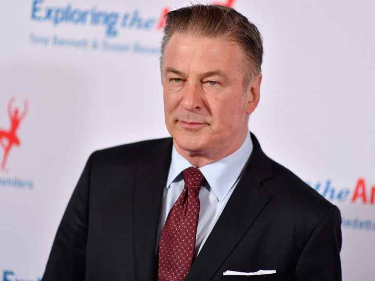 Alec Baldwin s’installe avec la famille du directeur de la photographie « Rust » tué