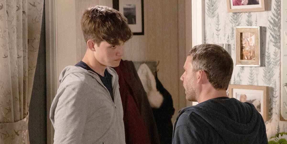 Aaron Sandford de Coronation Street fait face à une demande cruelle de Paul Foreman

