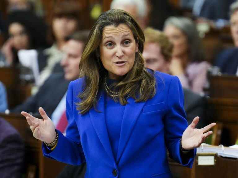 Freeland dit qu’Ottawa essaie de trouver un équilibre avec les mesures d’inflation