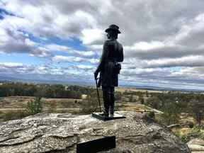 Statue du général de l'Union Gouverneur K. Warren arpentant Little Round Top.  Lance Hornby/Soleil de Toronto