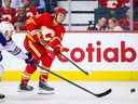 L'attaquant des Flames de Calgary Kevin Rooney en action contre les Oilers d'Edmonton lors d'un match pré-saison au Scotiabank Saddledome de Calgary le 28 septembre.