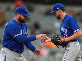 Le manager des Blue Jays John Schneider (à gauche) retire le lanceur Casey Lawrence lors de la sixième manche contre les Orioles de Baltimore à Oriole Park à Camden Yards le mercredi 5 octobre 2022.