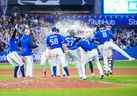 TORONTO, ON - 26 SEPTEMBRE: Ses coéquipiers aspergent Vladimir Guerrero Jr. # 27 des Blue Jays de Toronto avec de l'eau après son coup sûr pour vaincre les Yankees de New York en dixième manche lors de leur match de la MLB au Rogers Centre le 26 septembre 2022 à Toronto, Ontario, Canada.  (Photo de Mark Blinch/Getty Images)