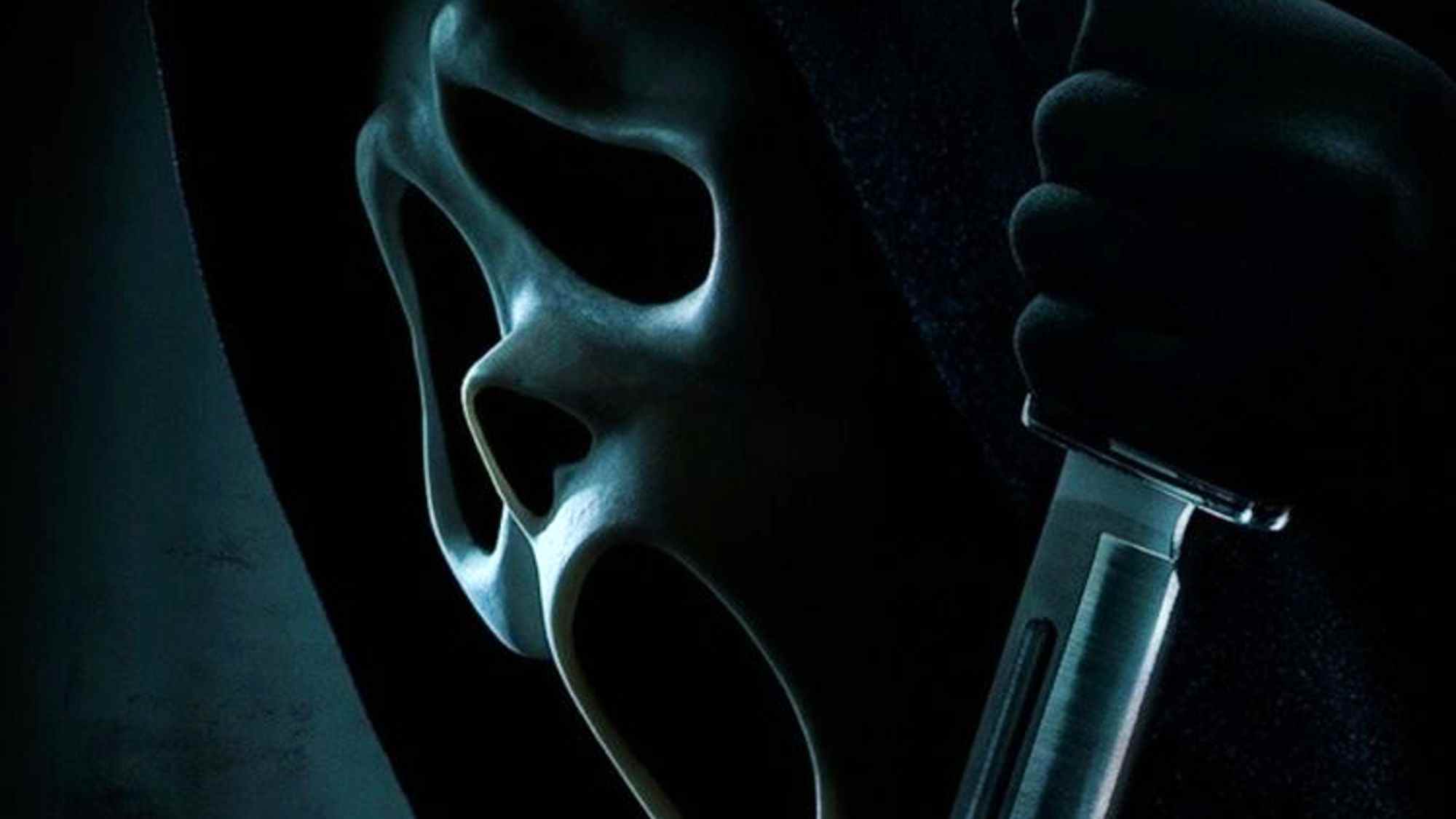 Ghostface tient un couteau dans l'affiche du film Scream 2022